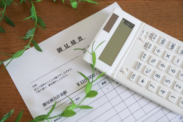 見積書と電卓