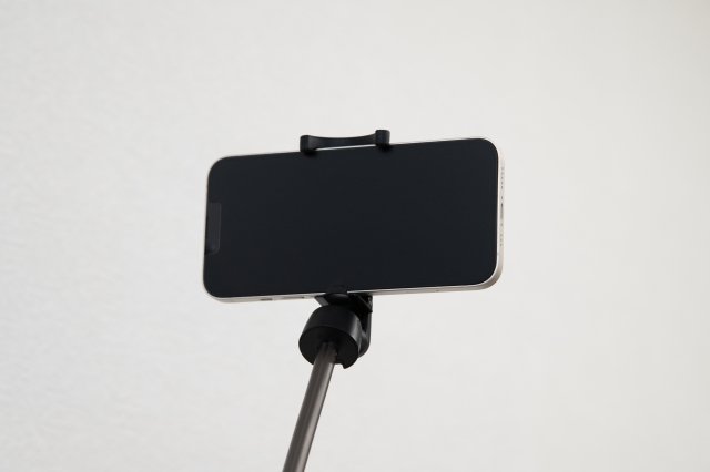 スマートフォンを取り付けた自撮り棒