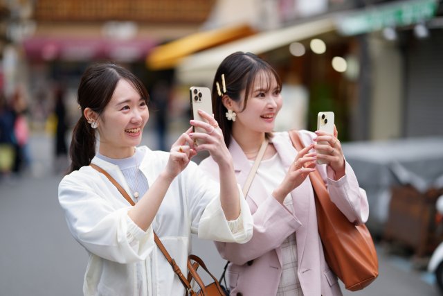 スマートフォンで撮影する2人の女性