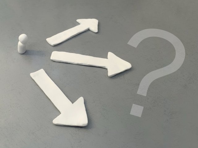 分かれ道を示す矢印と疑問符